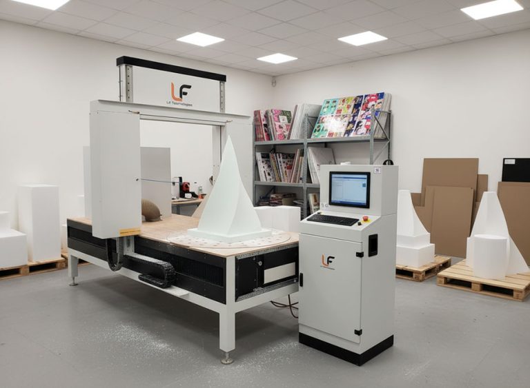 Taglio di forme e scritte in materiali leggeri con filo abrasivo